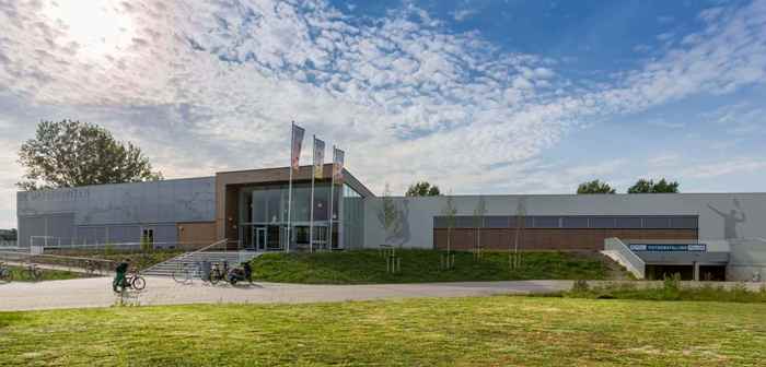 Sportcomplex met zwembad, 'De Waterkanten' te Lisse